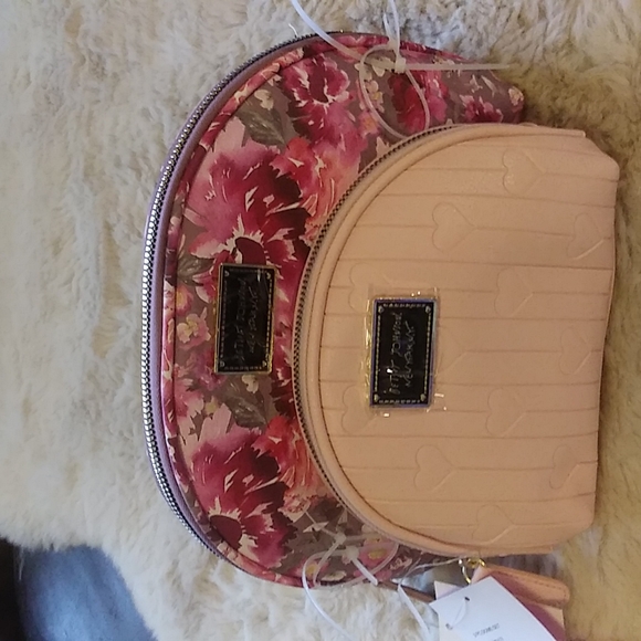 $$❤️❤️☘️ Nwt. Betsey Johnson two-piece to dome set. - Picture 1 of 4